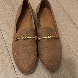 Like new beautiful loafers with gold hardware
